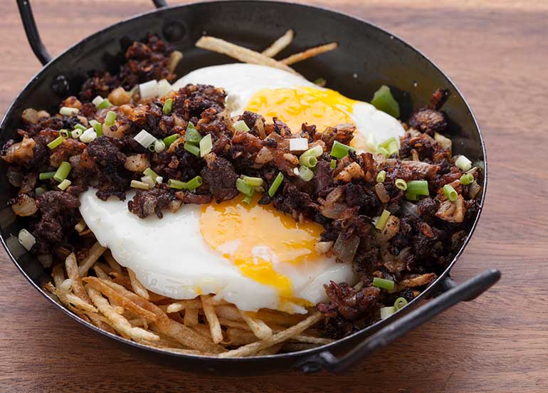 Huevos con Morcilla Sisig