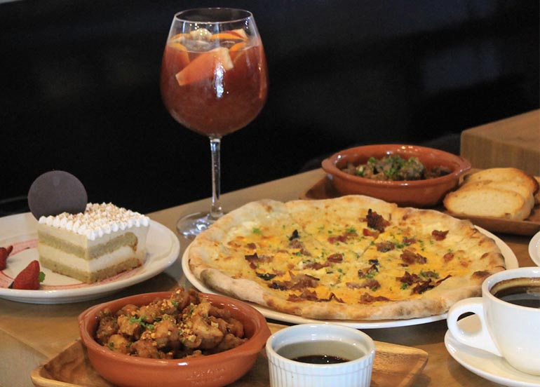 grape-escape-sangria-with-pizza