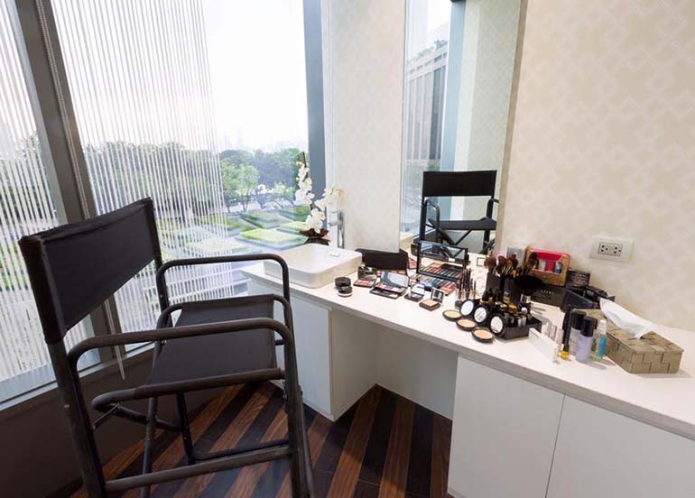 make-up-room