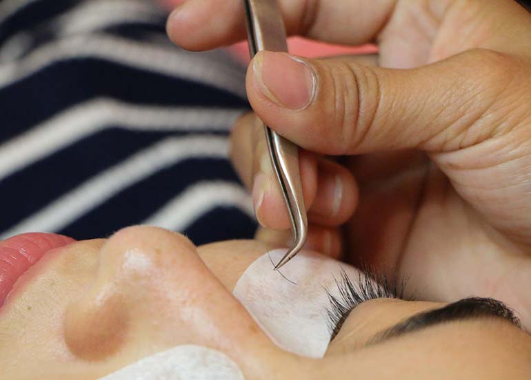 eyelash-extension-applied