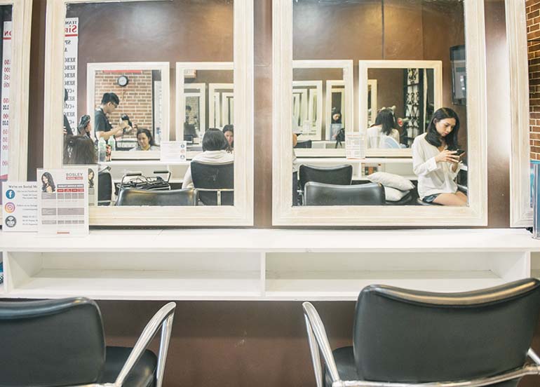 salon-chairs-and-mirrors