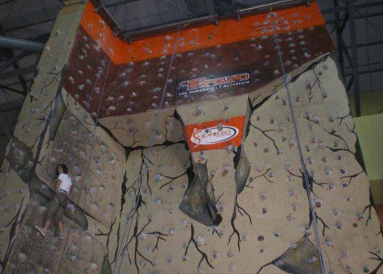 indoor-wall-climbing-wall-in-mall