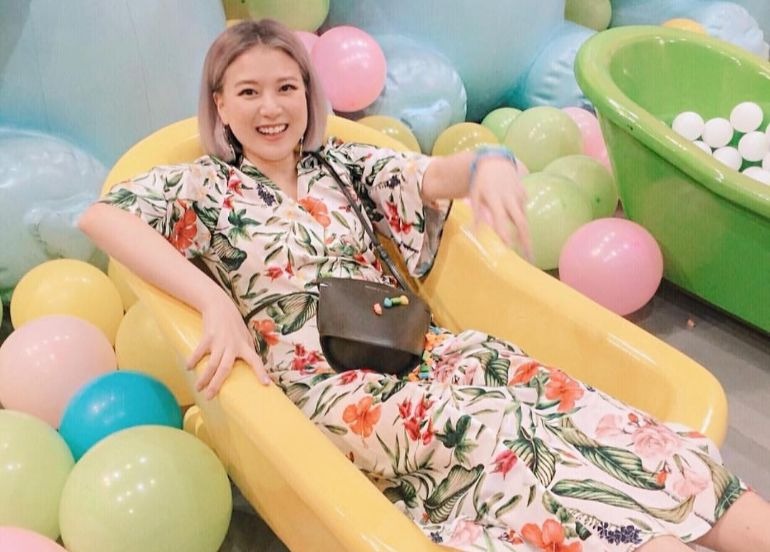 woman-in-bathtub-yellow-balloons-dessert-museum