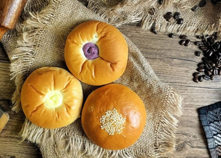 cheese-ube-sesame-pandesals
