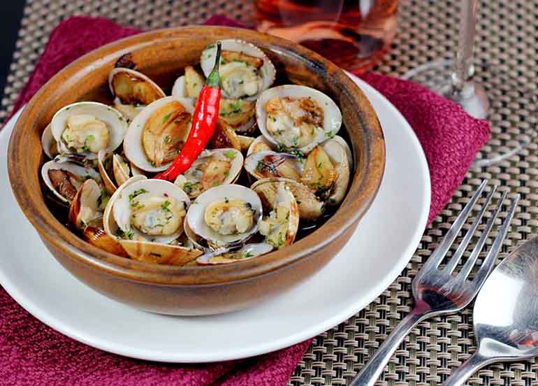 Almejas a la Bilbaina (Clams) from Barcino