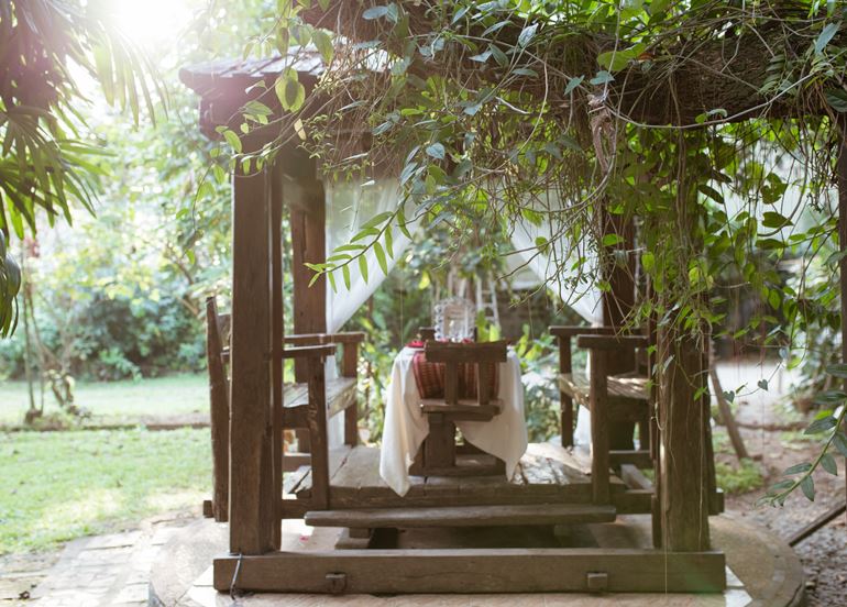 gazebo-table-setting