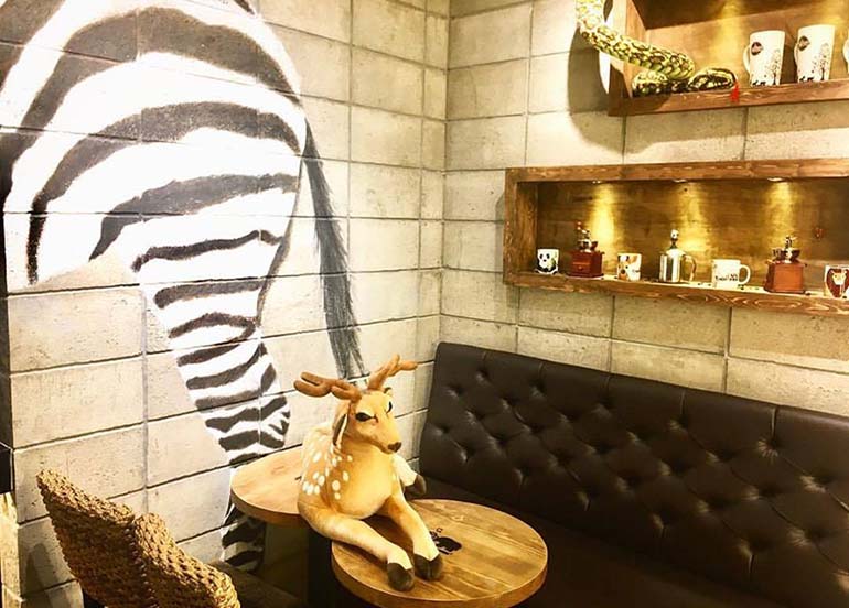cafe-with-stuffed-toy-zoo-animals
