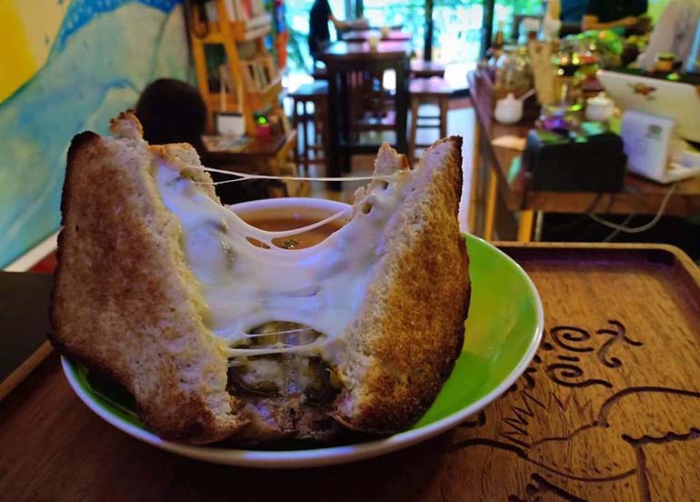 grilled-cheese-in-a-cafe