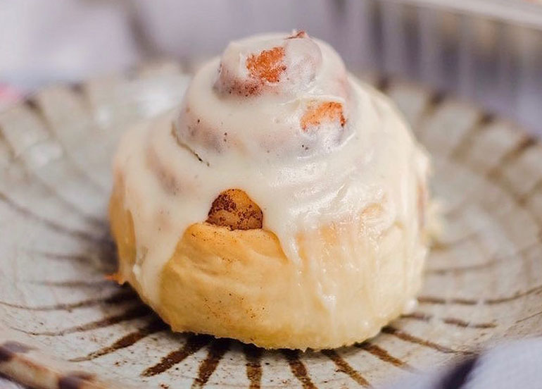 Cinnamon Roll with Cream Cheese from Rollin PH